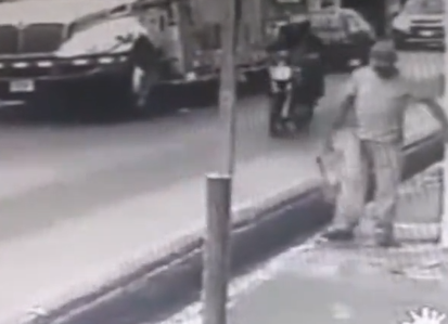 Impactante video: Adulto mayor cayó en la calle mientras vehículos pasaban 