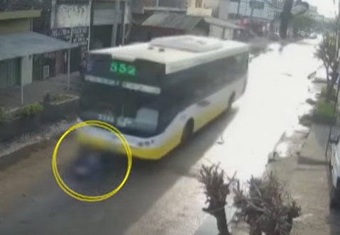 Impactante video: Corrió  para alcanzar el bus y terminó atropellado