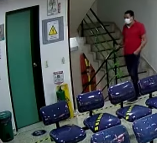 Aprovechó que se quedó dormido para robarle (VIDEO) 