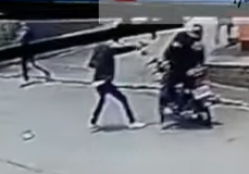 Momento exacto en que delincuente ataca a motorista en Amatitlán