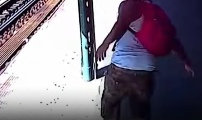 Hombre lanza a una mujer a las vías del metro (VIDEO)
