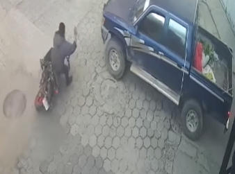 Motorista sufre accidente al intentar esquivar un  automóvil (VIDEO)