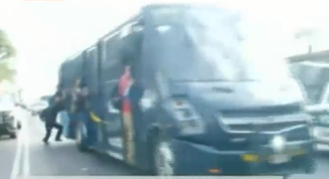 Reportero captó en vivo la caída de joven de un bus 