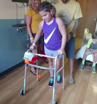 Graban el duro proceso de su hija para volver a caminar tras sufrir derrame