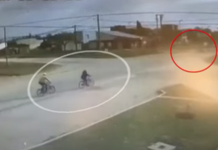 Atropelló a dos ciclistas y huyó (VIDEO) 