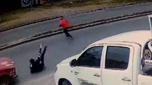 Impactante video: Escapaba de un robo y lo atropelló un auto