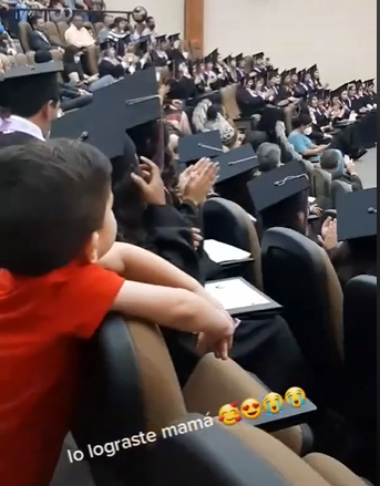 La tierna reacción de un niño al ver que su mamá se gradúa de la universidad 