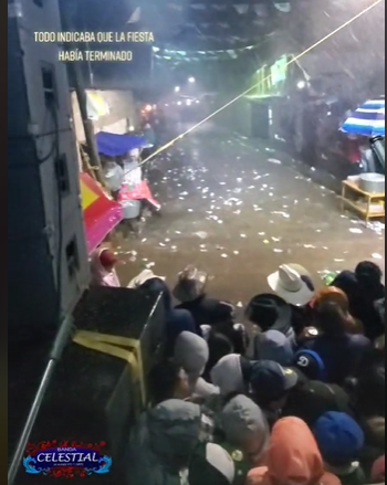 Invitados decidieron bailar bajo la lluvia tras peculiar suceso 