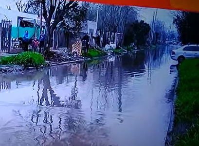 Reportera sufre incidente cuando hacía una crónica sobre un barrio inundado
