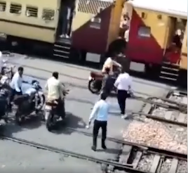 El insólito accidente captado en video en plenas vías del tren