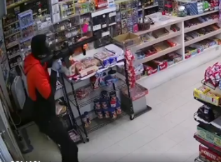 Abuelito saco a tiros a un ladrón que quería robar en su tienda 
