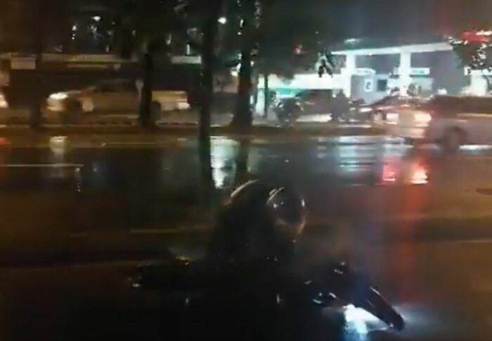 Motorista derrapa tras lluvias y diésel derramado (VIDEO)