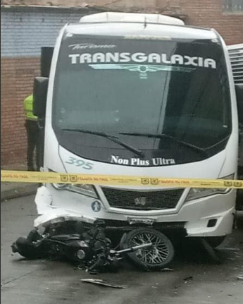 Bus sin frenos mató a dos motoristas tras arrastrarlos bajo el chasis 