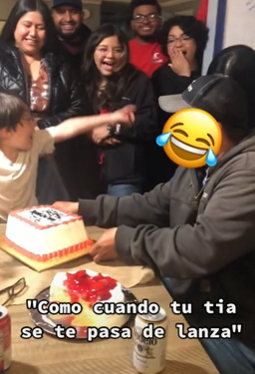 Niño golpea a su  tía por empujarlo  al pastel