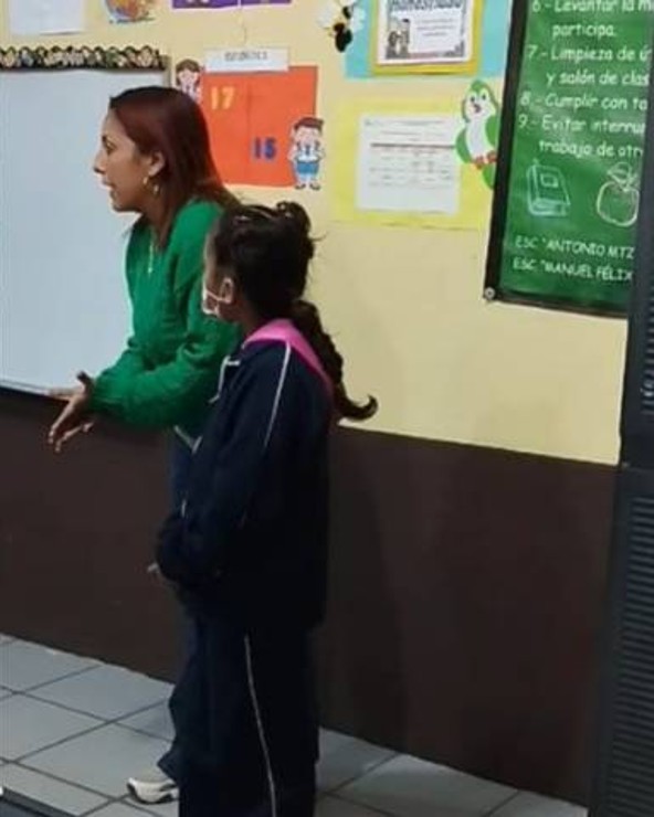 Maestra enseña lengua de señas a sus alumnos.