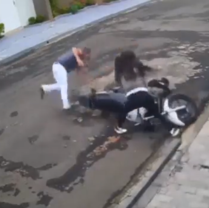 Mujer luchó hasta el final contra ladrón que quiso robarle la motocicleta