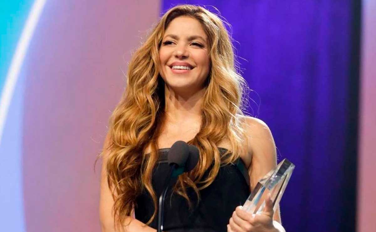 Shakira habla de la infidelidad al recibir el premio como la ‘Mujer del