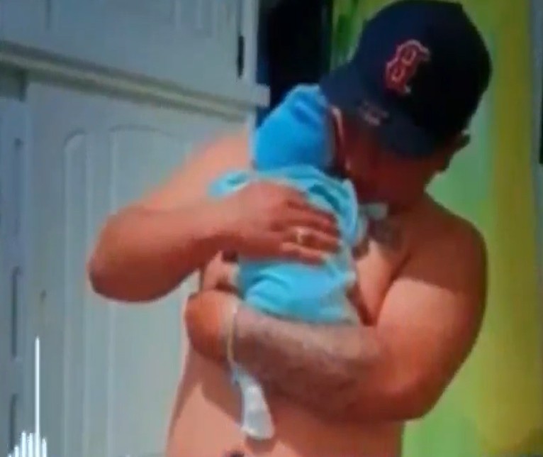 Brandon Blanco sosteniendo a su bebé