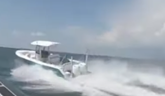 Policía salta sobre una embarcación “fantasma” (VIDEO)