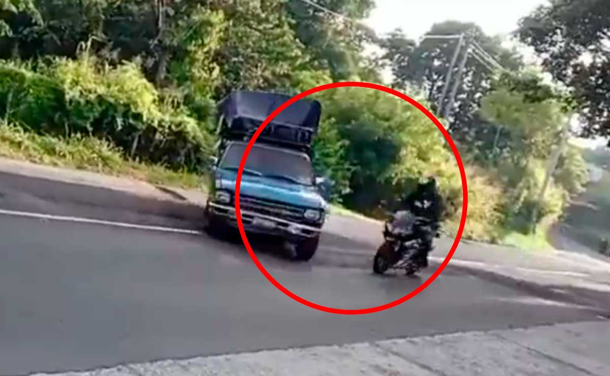 Automóvil impactó contra motocicleta en El Salvador.