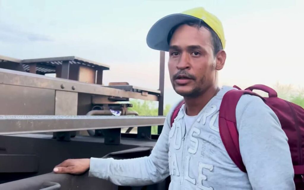 Ronald Hernández, migrante que viajó entre las ruedas de un tren en México