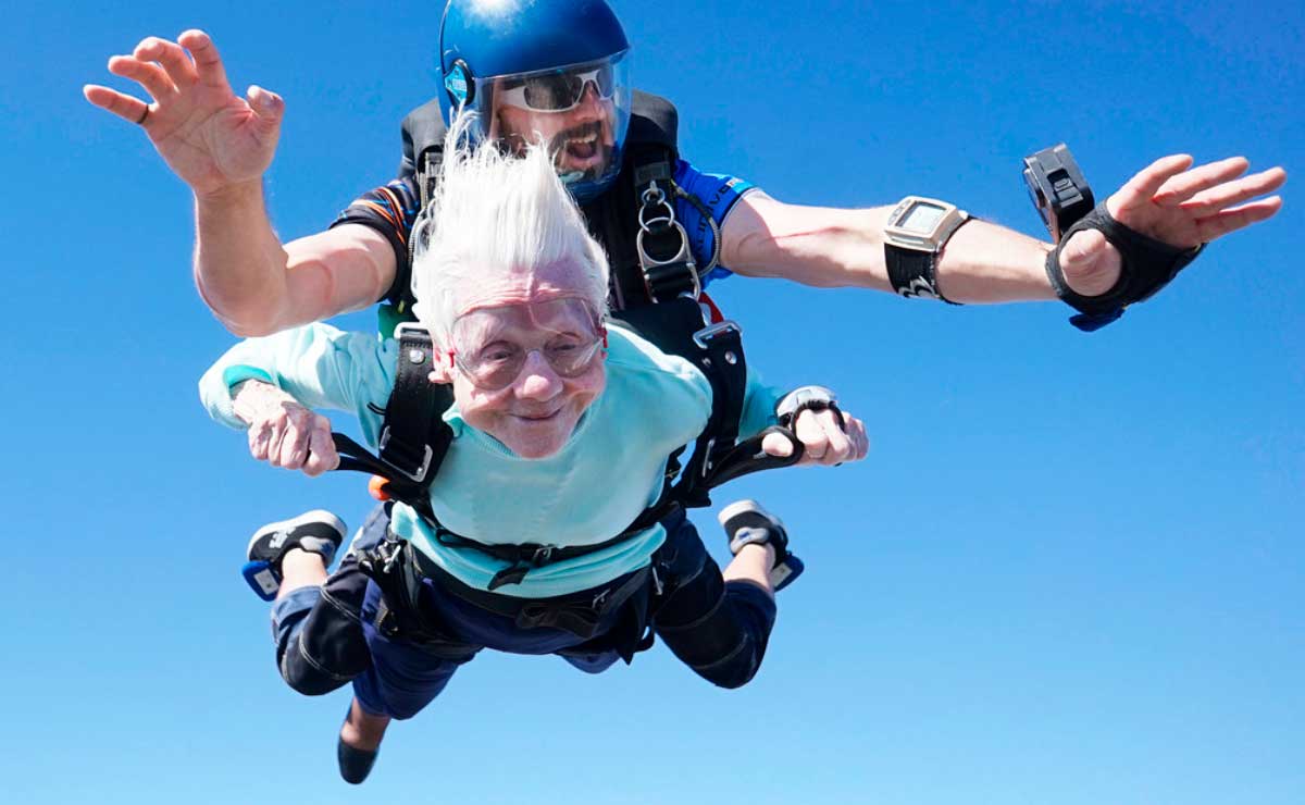 Anciana de 104 años salta en paracaídas para romper récord Guinness