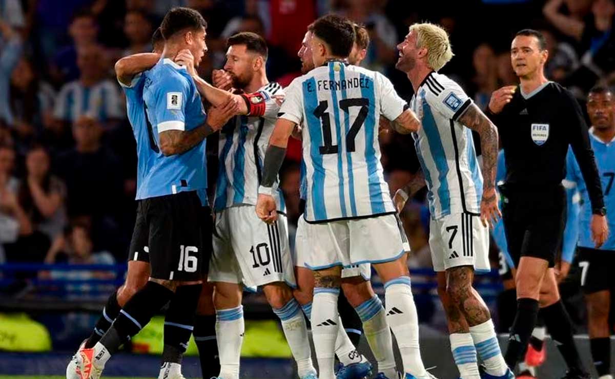 Messi agarra del cuello a su rival durante acalorado momento durante partido