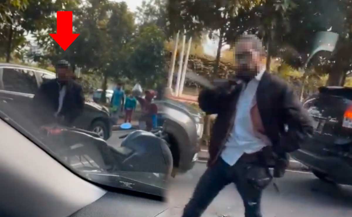 Motorista golpea vehículo de mujer y la amenaza de muerte (VIDEO)