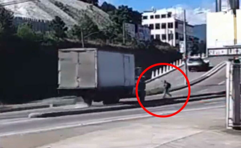Peatón intentó cruzar la calle y fue atropellado por un camión en Xela