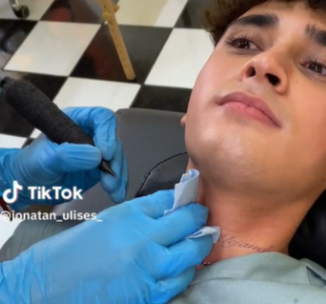 Terminó a su novio mientras él se tatuaba su nombre (VIDEO)