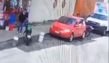 Ladrones despojan de su moto recién comprada a una mujer  (VIDEO)
