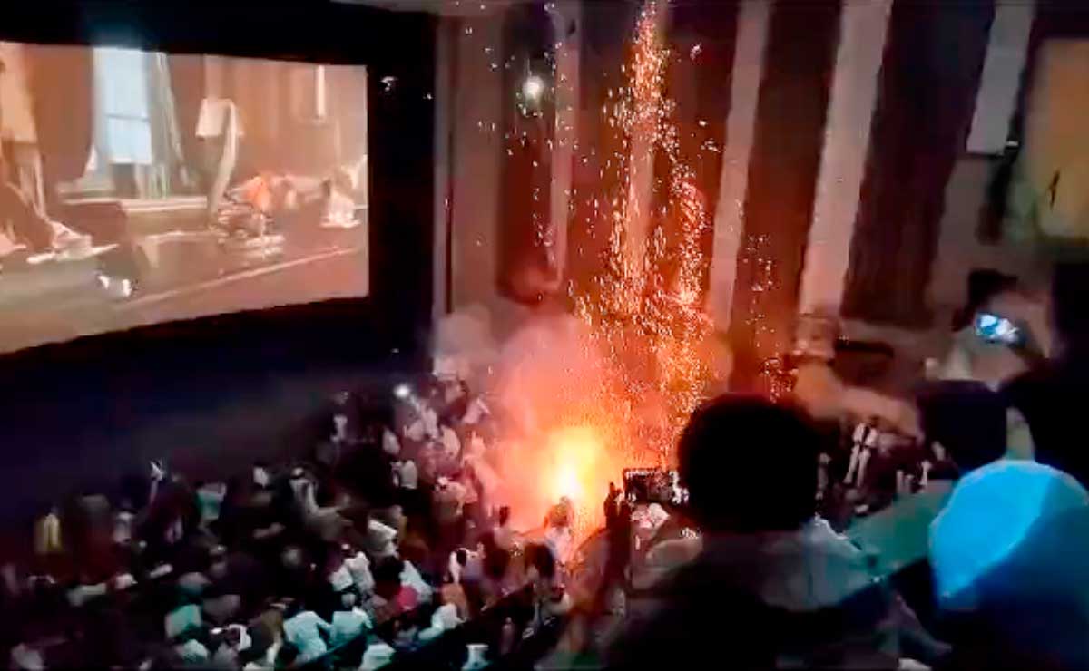lanzan-fuegos-artificiales-sala-cine-india