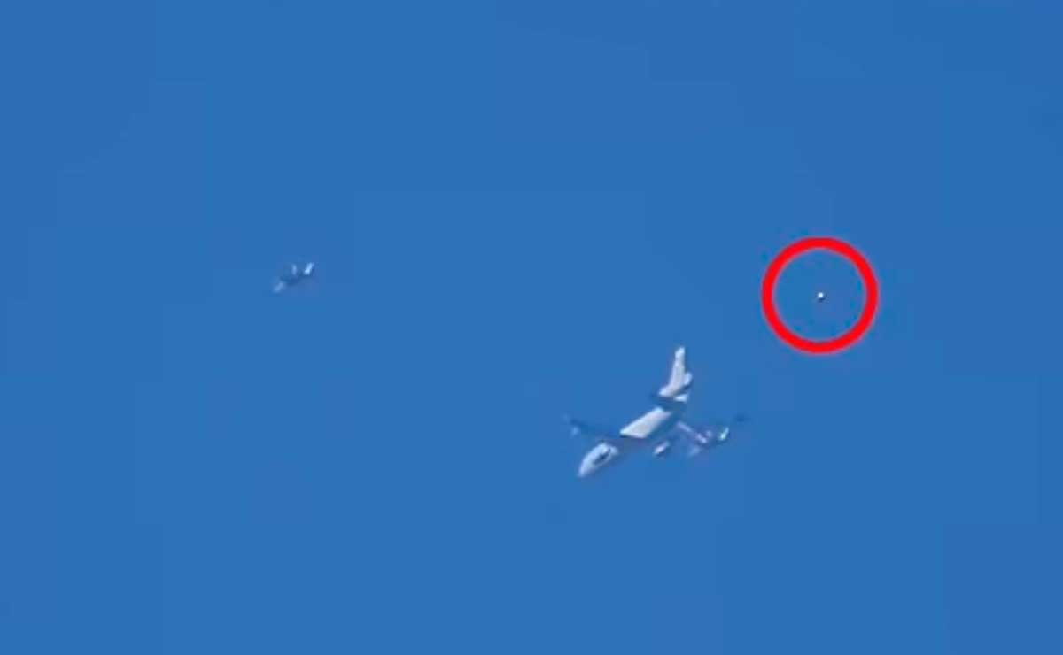 Graban objeto no identificado volando cerca del avión presidencial de Biden