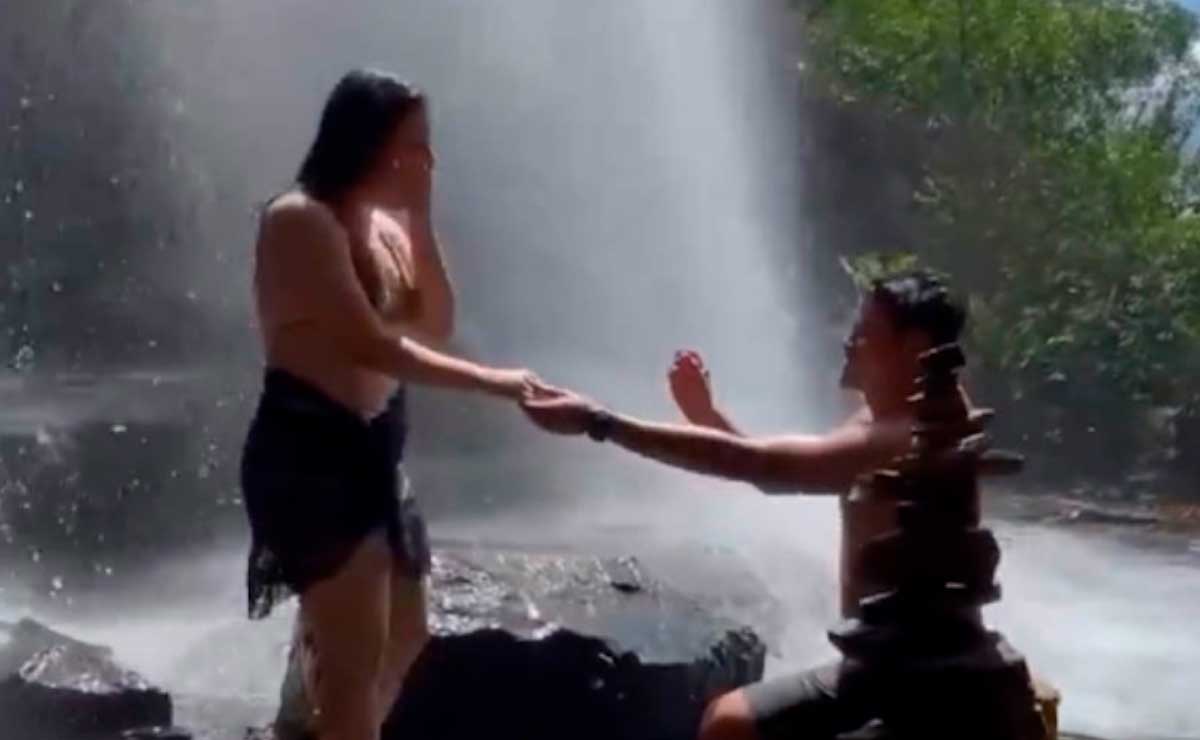 Novia se resbala en una cascada durante propuesta de matrimonio