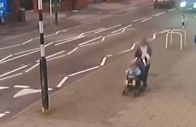 Una madre, su bebé y un conductor: el impresionante accidente que quedó captado en video 