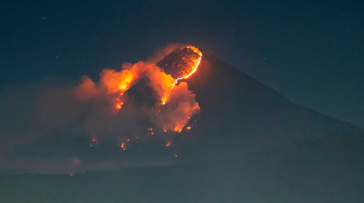 Difunden video que muestra desde adentro el incendio forestal en el Volcán de Agua