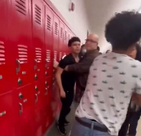Profesor intenta detener pelea entre estudiantes y termina golpeado (VIDEO)
