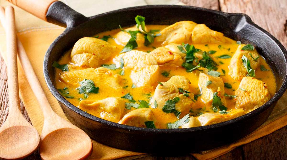 sal-de-la-rutina-prepara-delicioso-pollo-curry-y-coco