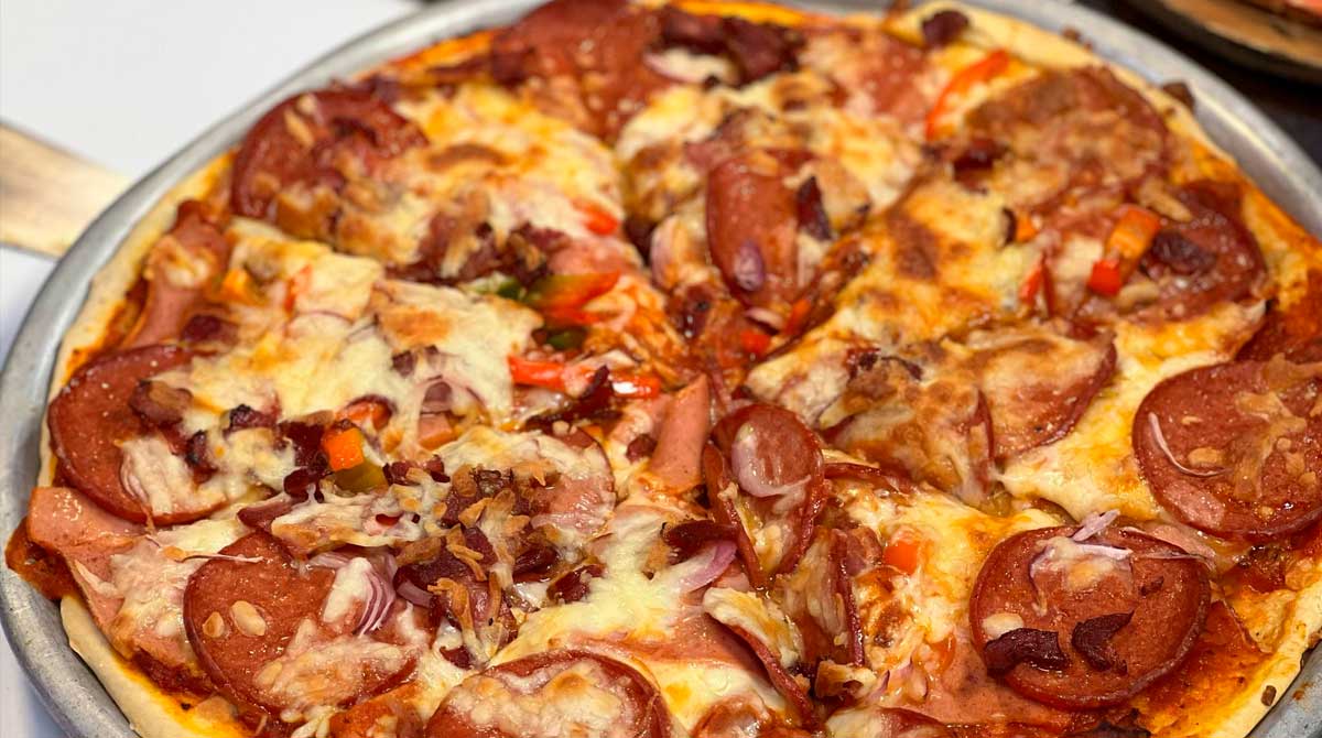 sorprende-familia-pizza-casera-queso-tocino-salami