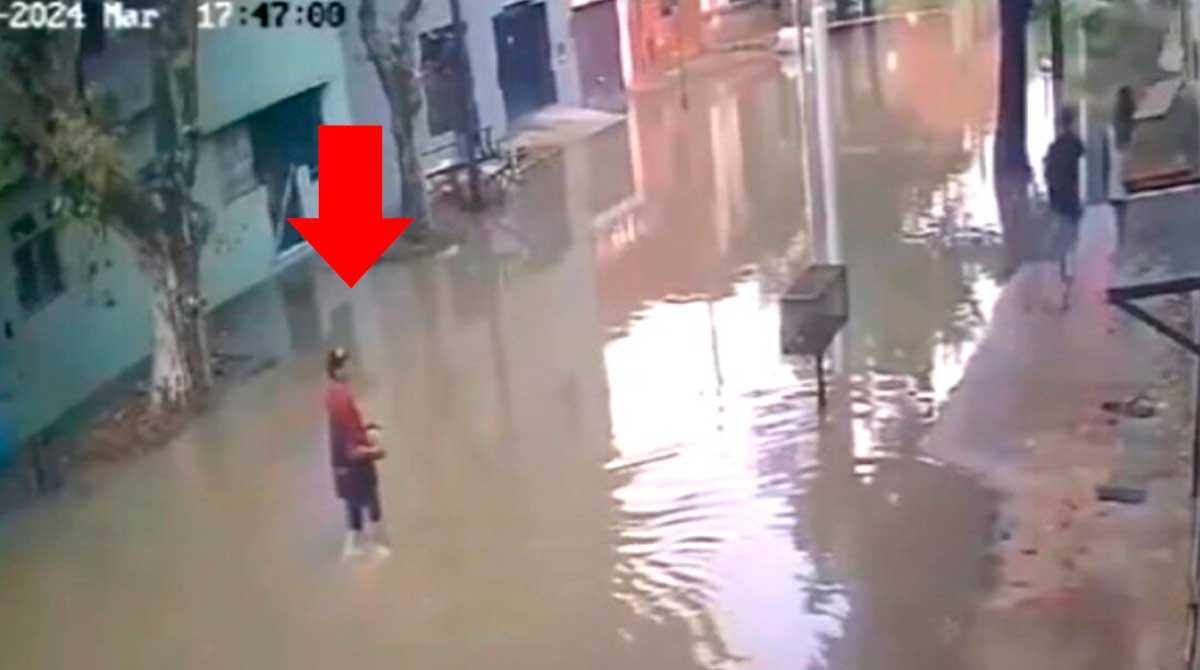 Joven toca un poste durante inundación y se electrocuta (VIDEO)