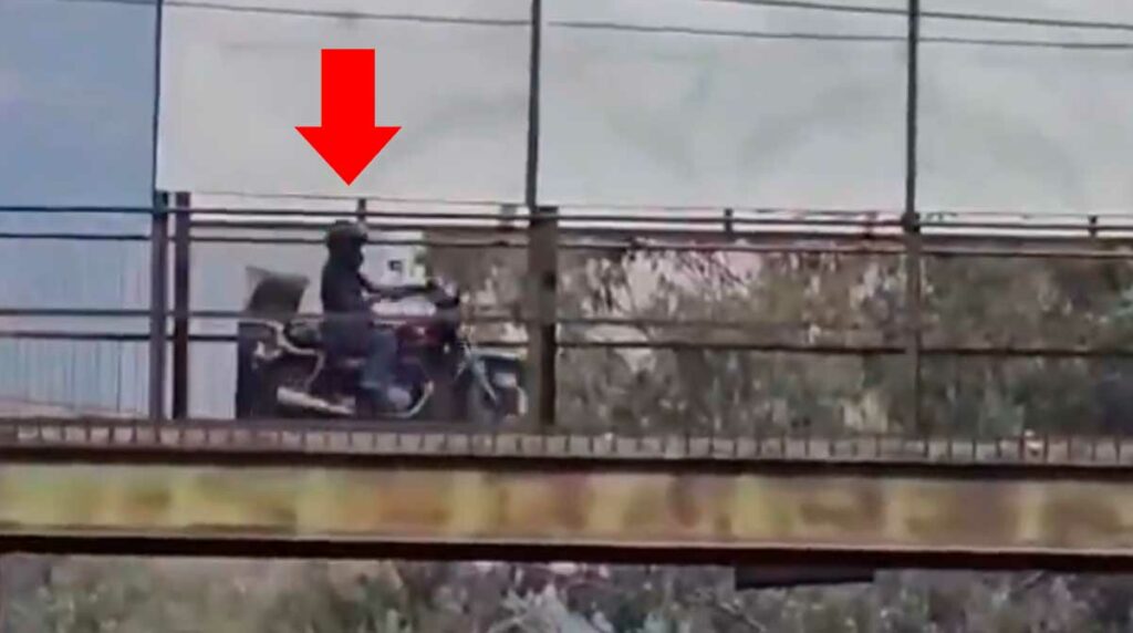 Motorista es multado por circular sobre una pasarela (VIDEO)