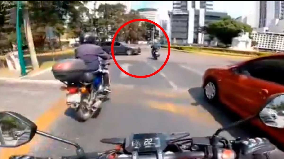 Motorista impacta con vehículo al avanzar tras cambiar el semáforo e inicia debate