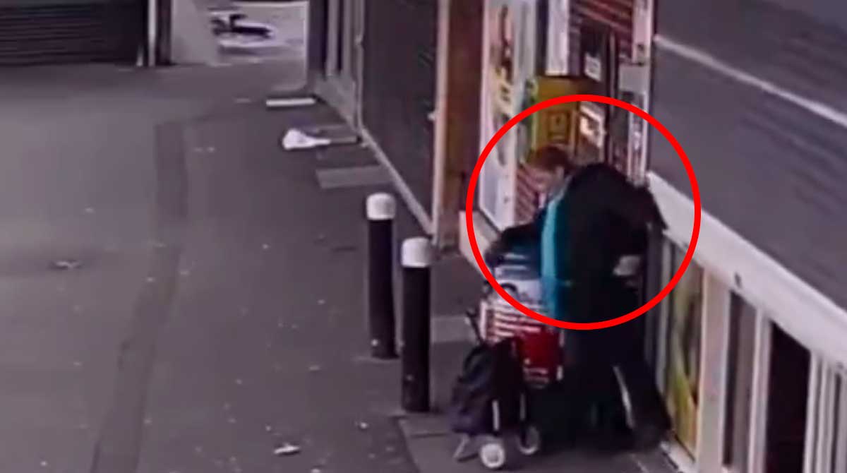 Mujer quedó colgando de persianas cuando una empleada abrió supermercado