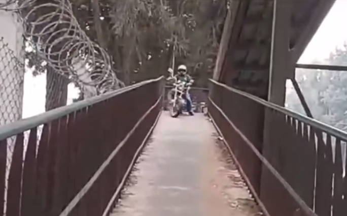 Motorista es multado por circular sobre una pasarela (VIDEO)
