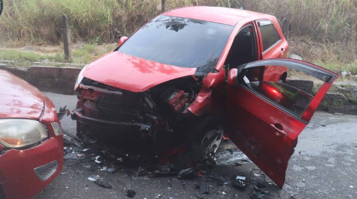 mujer-quedo-atrapada-vehiculo-en-un-accidente-ocurrido-en-bulevar-kanajuyu