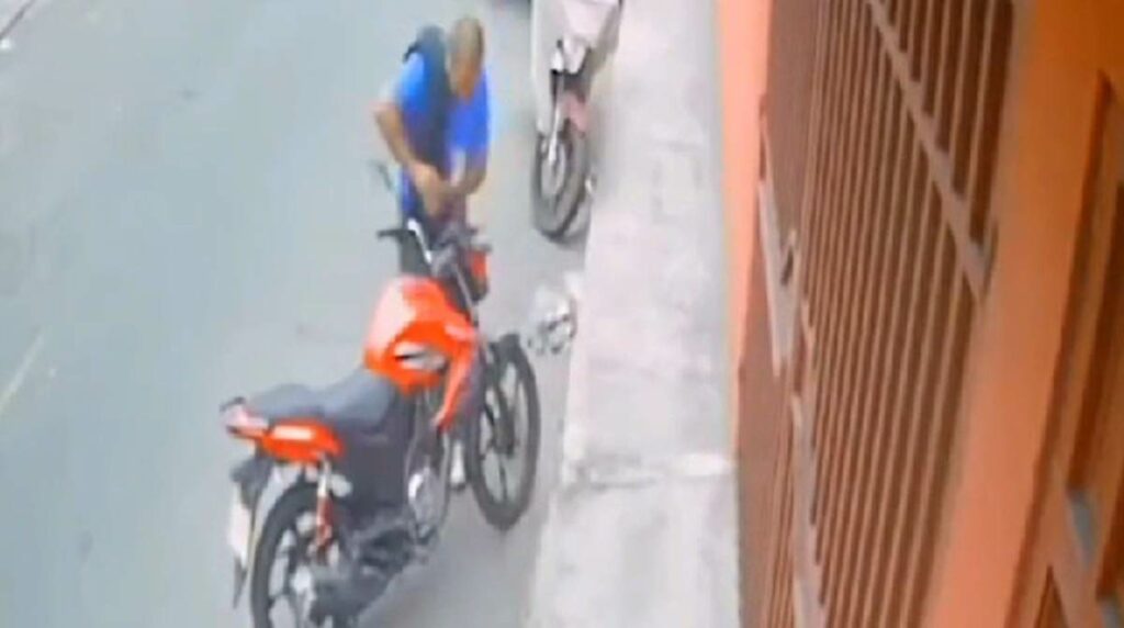 video-capta-momento-roban-motocicleta-zona-6
