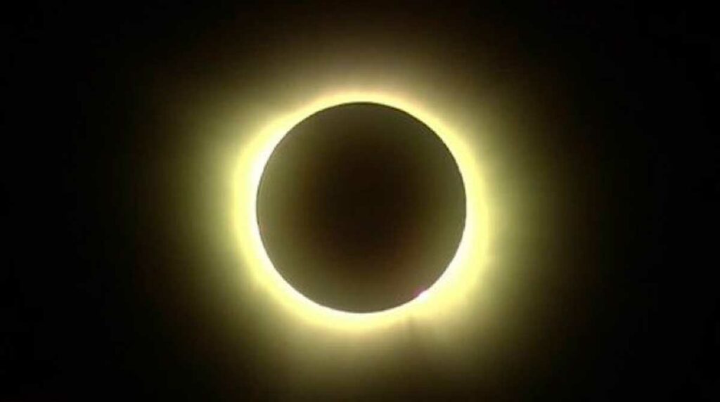 Impresionante-video-del-punto-máximo-del-eclipse-solar-total