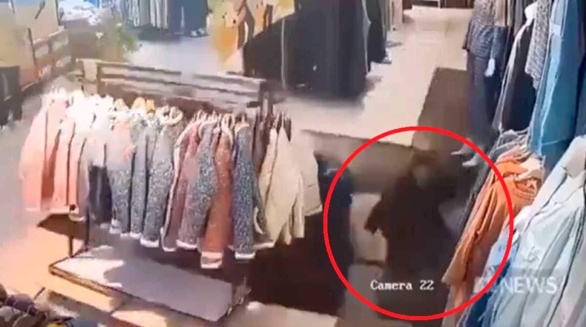 Mujer cayó en enorme agujero que se abrió de la nada en centro comercial