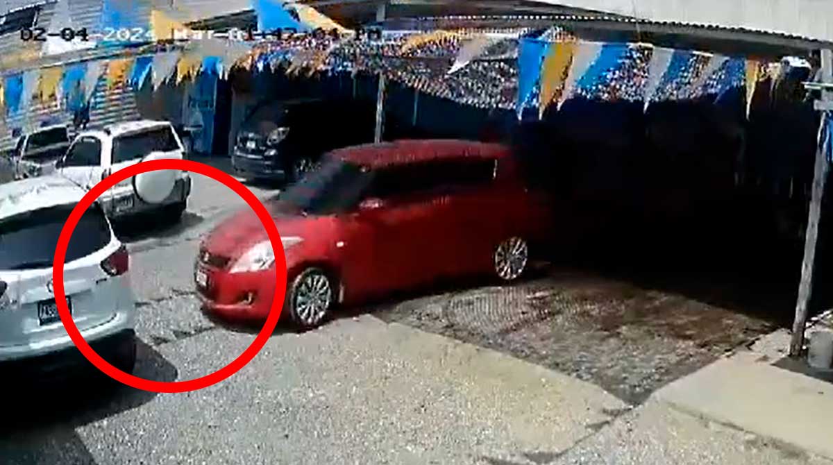 Trabajador provoca fuerte choque en un car wash