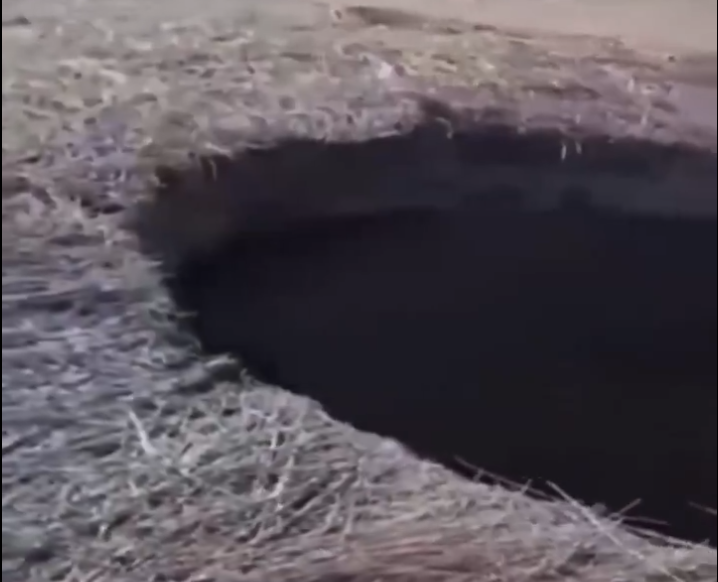 Profundo cráter aparece misteriosamente en un campo ruso (VIDEO) 